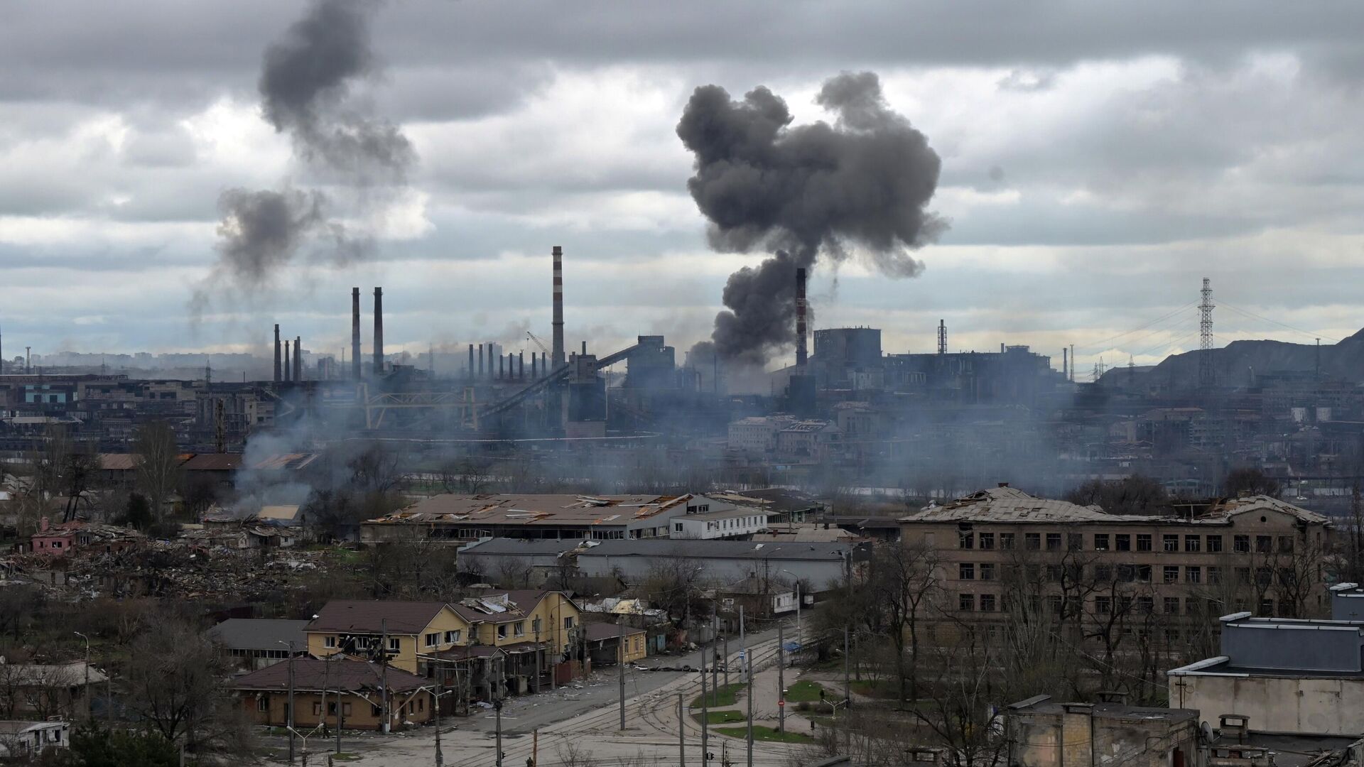 Дым над заводом Азовсталь в Мариуполе - Sputnik Таджикистан, 1920, 03.05.2022