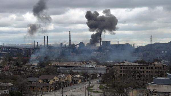 Дым над заводом Азовсталь в Мариуполе - Sputnik Таджикистан
