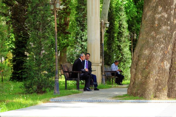 Столичные парки зачастую становятся местами заключения важных сделок. - Sputnik Таджикистан