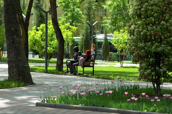 Жители города Душанбе отдыхают в парке Жители города Душанбе отдыхают в парке