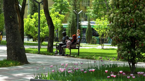 Жители города Душанбе отдыхают в парке - Sputnik Тоҷикистон