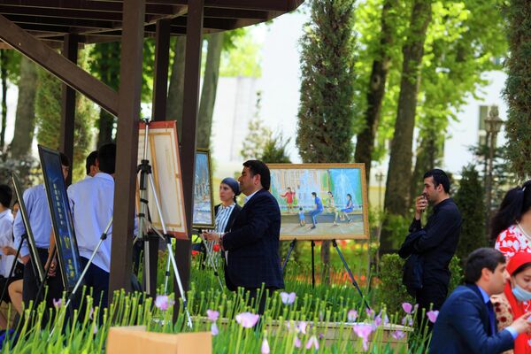 На небольшой экспозиции показаны работы, на которых изображен столичный парк. - Sputnik Таджикистан