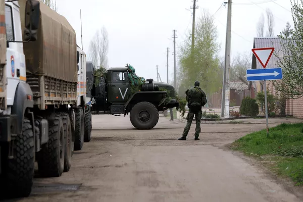Сарбозони рус дар назди мошинҳои Вазорати ҳолатҳои изтирории Русия бо кӯмаки башардӯстона барои аҳолӣ дар шаҳри Купянски вилояти Харков. - Sputnik Тоҷикистон