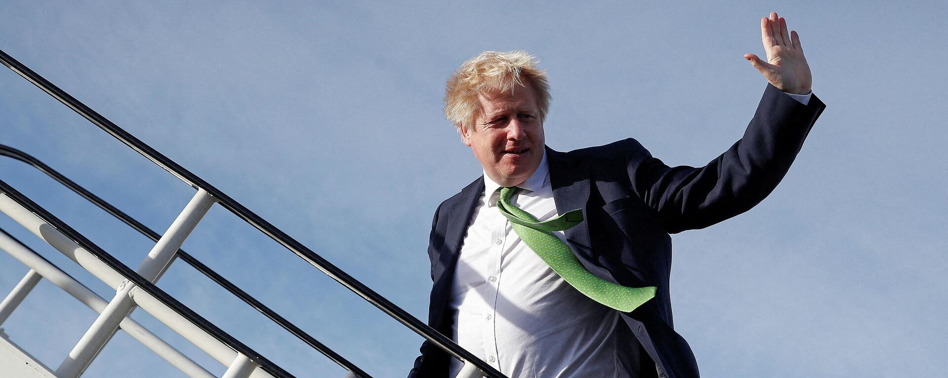 Премьер-министр Великобритании Борис Джонсон машет рукой, садясь в самолет - Sputnik Тоҷикистон, 1920, 27.07.2022