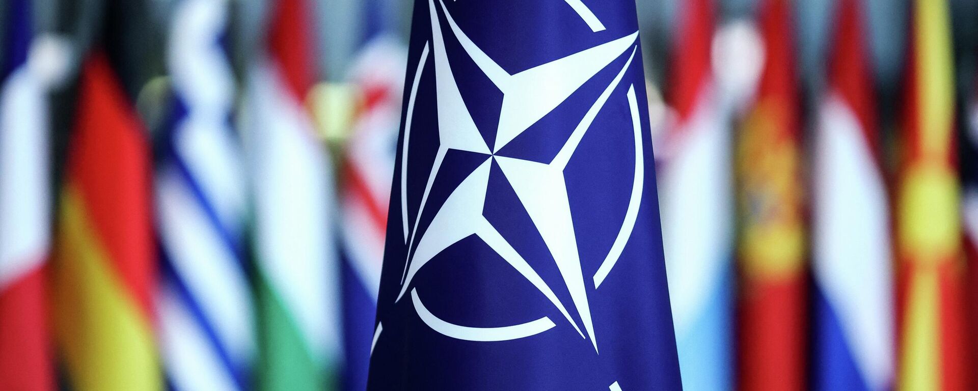 Флаг НАТО на фоне флагов стран-участниц Альянса - Sputnik Тоҷикистон, 1920, 21.05.2022