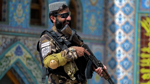 Талиб на фоне мечети с оружием - Sputnik Таджикистан