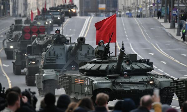 Колонна военной техники двигается по Тверской улице в Москве к месту проведения ночной репетиции военного парада. - Sputnik Таджикистан