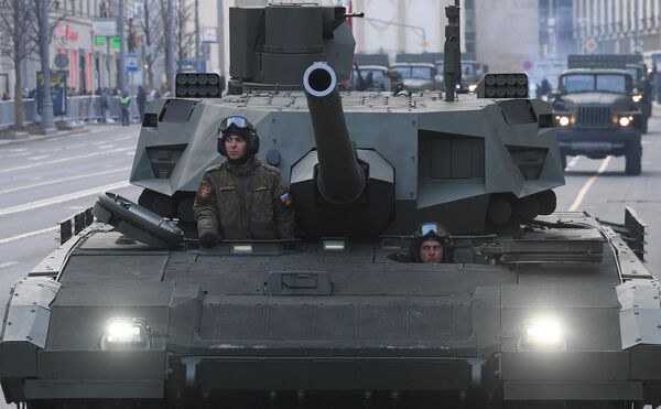 Экипаж танка Т-14 &quot;Армата&quot; готовится к репетиции парада. - Sputnik Таджикистан