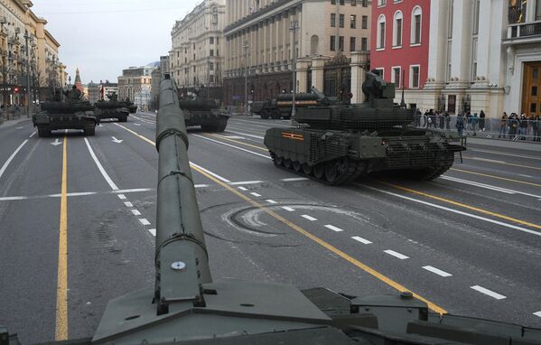 Колонна военной техники проезжает по Тверской улице перед мэрией столицы. - Sputnik Таджикистан