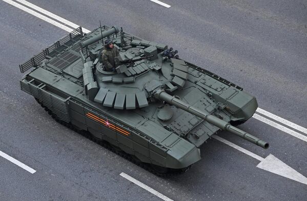 Танк Т-72Б3М в колонне военной техники. - Sputnik Таджикистан