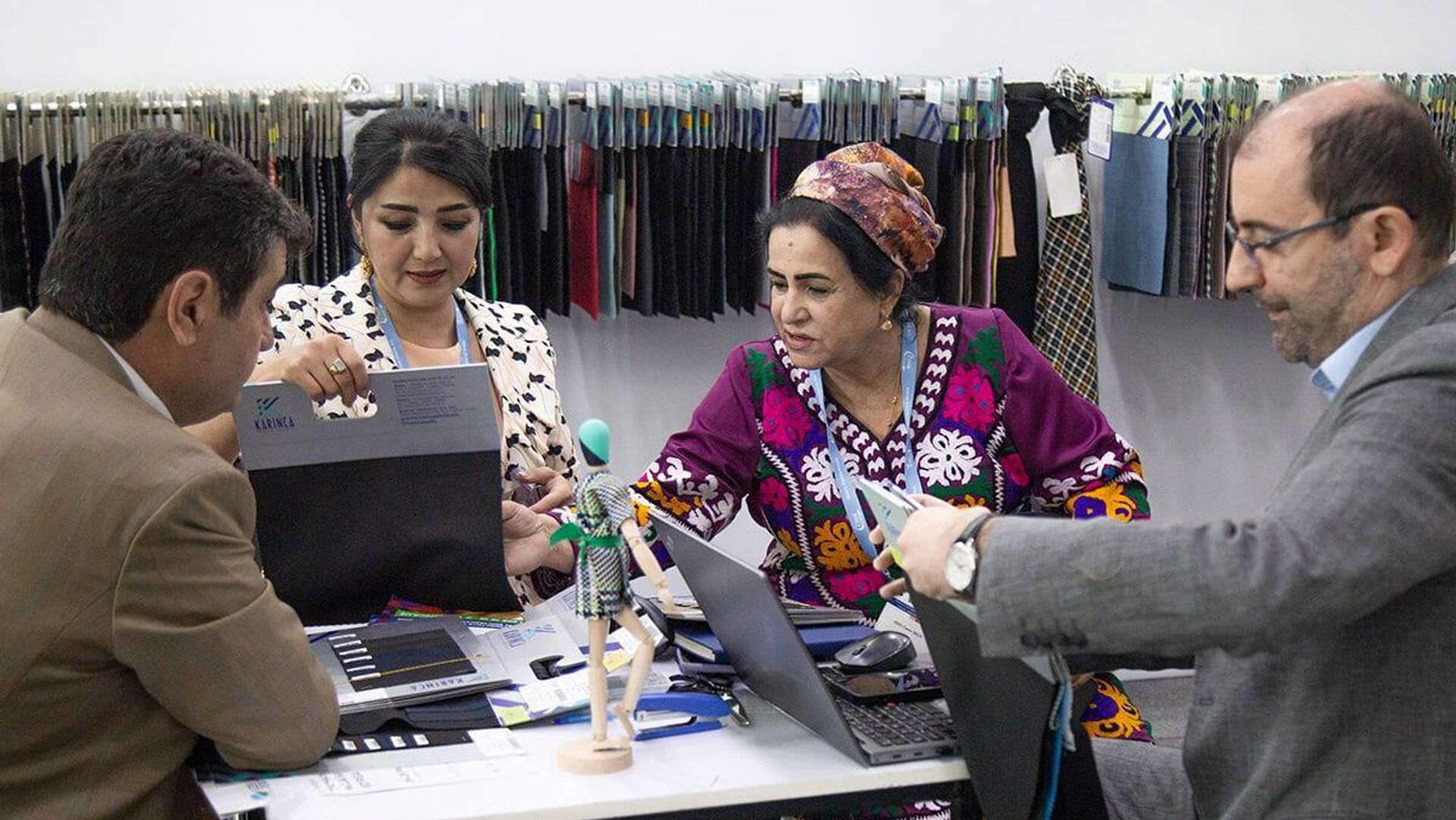 Таджикистан представил свою швейную продукцию на международной выставке текстильной и модной промышленности UzTextile Expo Spring - Sputnik Тоҷикистон, 1920, 29.04.2022