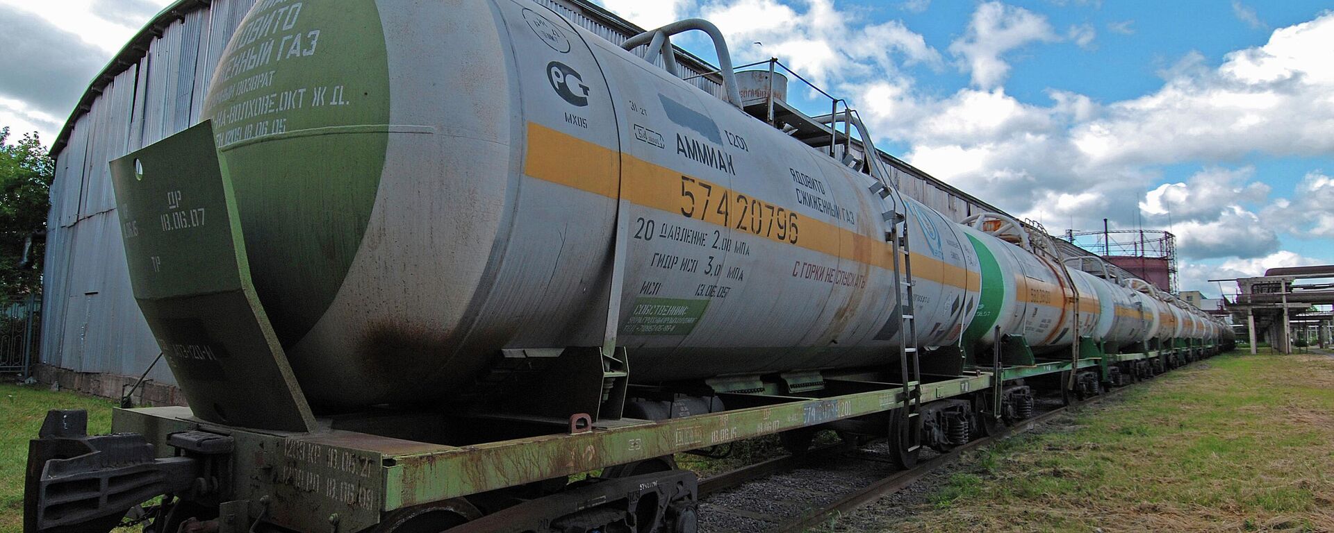Цистерны с газом - Sputnik Таджикистан, 1920, 04.05.2026