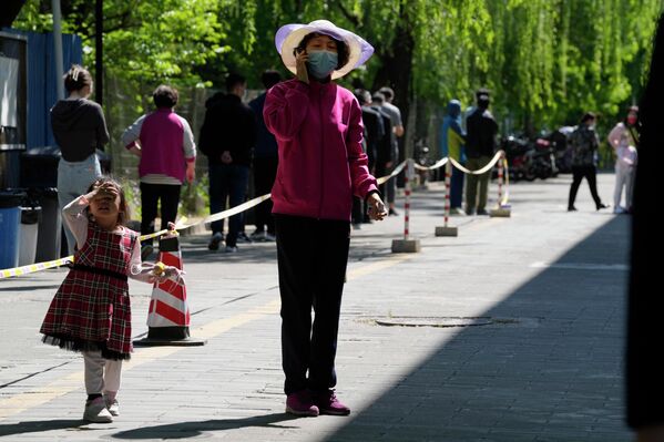 Жители выстраиваются в очередь для массового тестирования на COVID 1 мая 2022 года в Пекине. В этом году из-за пандемии в Китае ограничены поездки, а также введен карантин во во многих городах. - Sputnik Таджикистан