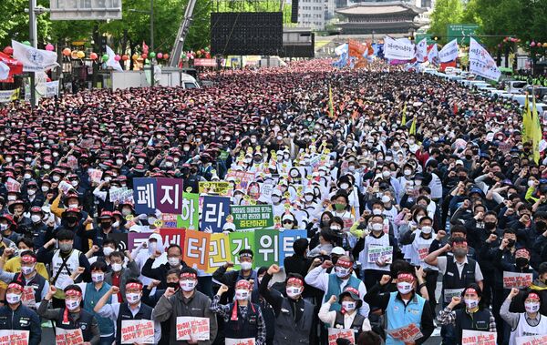 Члены Корейской конфедерации профсоюзов проводят первомайский митинг с призывом улучшить условия труда и права в центре Сеула. - Sputnik Таджикистан