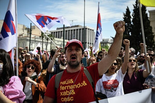 Люди проводят демонстрацию в День труда в Афинах. - Sputnik Таджикистан