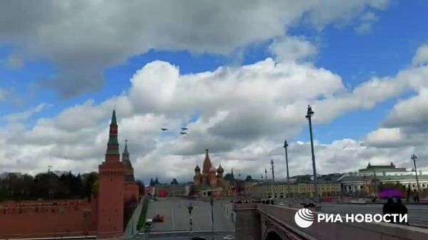 Видео РИА Новости. В небе над Москвой прошла репетиция авиационной части парада Победы - Sputnik Таджикистан