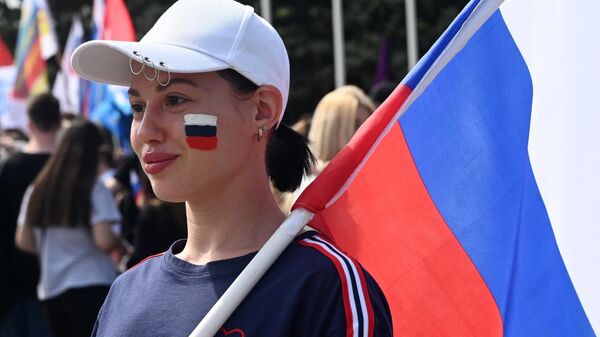 Девушка с российским флагом - Sputnik Таджикистан