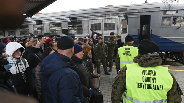 Жители Украины на железнодорожном вокзале в Пшемысле, прибывшие в Польшу из Львова - Sputnik Таджикистан