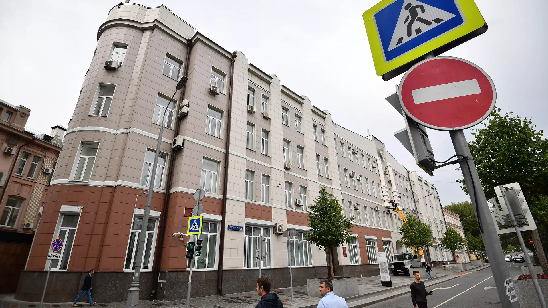 Здание Министерства здравоохранения РФ в Рахмановском переулке в Москве - Sputnik Тоҷикистон, 1920, 05.05.2022