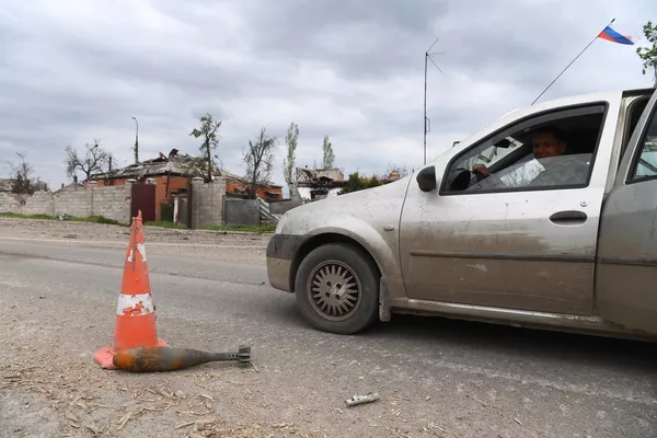 Порае аз хумпора дар роҳе дар Мариупол Порае аз хумпора дар роҳе дар Мариупол - Sputnik Тоҷикистон