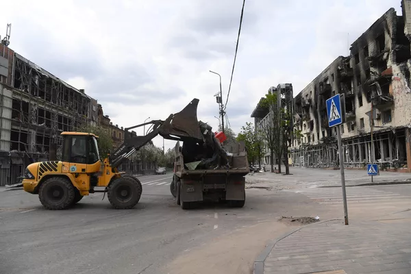 Тоза кардани партовҳои кӯчаҳо бо таҷҳизоти махсус барои таҷлили 9 май дар Мариупол Тоза кардани партовҳои кӯчаҳо бо таҷҳизоти махсус барои таҷлили 9 май дар Мариупол - Sputnik Тоҷикистон