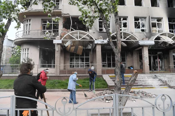 Сокинони маҳаллӣ барои таҷлили 9 май дар Мариупол партовҳои кӯчаро пок мекунанд. Сокинони маҳаллӣ барои таҷлили 9 май дар Мариупол партовҳои кӯчаро пок мекунанд. - Sputnik Тоҷикистон