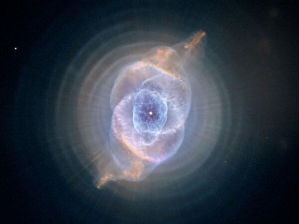 Снимок туманности &quot;Кошачий глаз&quot; (NGC 6543), сделанный телескопом Хаббл. - Sputnik Таджикистан