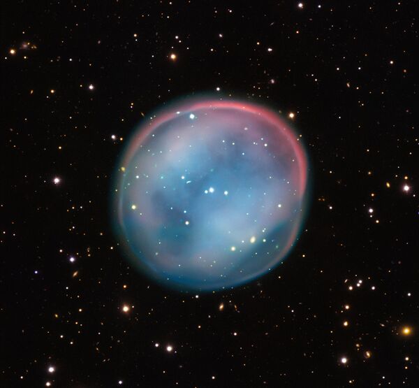 Больше похожая на призрака или мыльный пузырь планетарная туманность, снятая Очень большим телескопом в Чили. - Sputnik Таджикистан