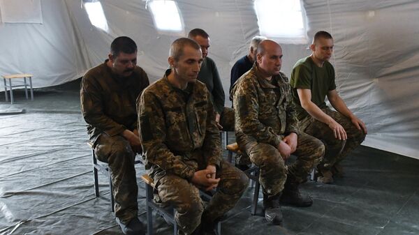 Пункт временного содержания украинских военнопленных на Харьковском направлении - Sputnik Таджикистан