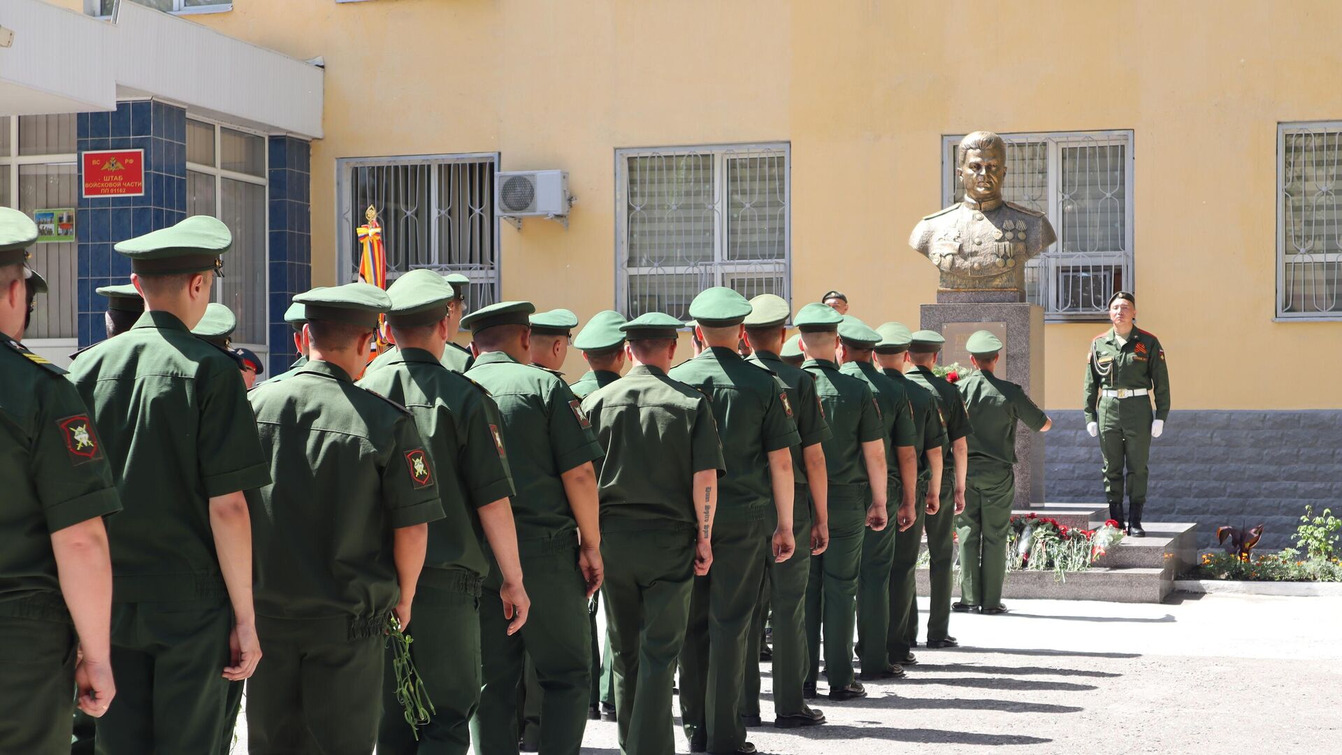 В Таджикистане открыли памятник первому командиру 201-й стрелковой дивизии  - Sputnik Таджикистан, 1920, 08.05.2022