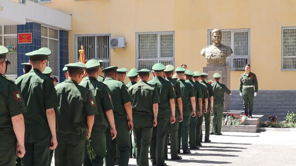 В Таджикистане открыли памятник первому командиру 201-й стрелковой дивизии  - Sputnik Таджикистан