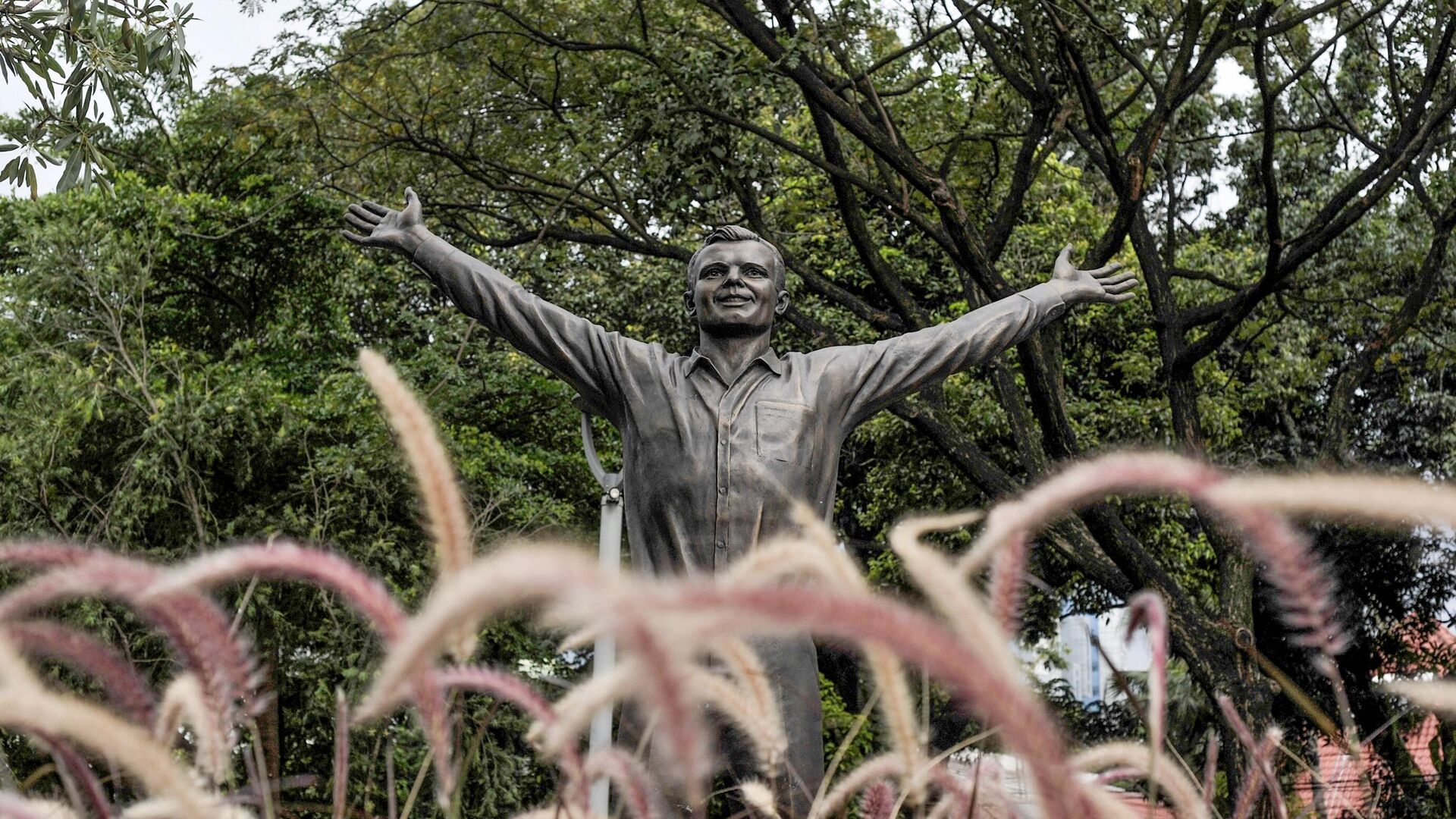 Памятник Ю. Гагарину в Джакарте - Sputnik Таджикистан, 1920, 08.05.2022