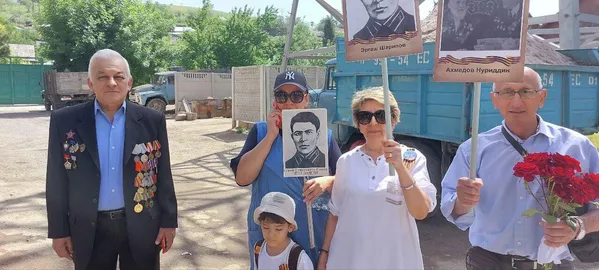 Куҳнасарбозон бо аксҳои бобоҳои худ ба "Ҳанги ҷовидон" омаданд Куҳнасарбозон бо аксҳои бобоҳои худ ба "Ҳанги ҷовидон" омаданд - Sputnik Тоҷикистон