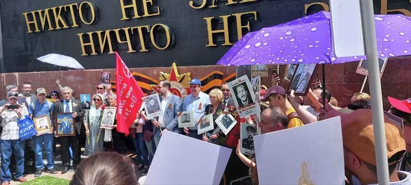 Пас аз расидан ба боғи "Ғалаба" иштирокчиён назди "Оташи абадӣ" саф оростанд ва ҳама бо як овоз суруди "Катюша"-ро хонданд Пас аз расидан ба боғи "Ғалаба" иштирокчиён назди "Оташи абадӣ" саф оростанд ва ҳама бо як овоз суруди "Катюша"-ро хонданд - Sputnik Тоҷикистон