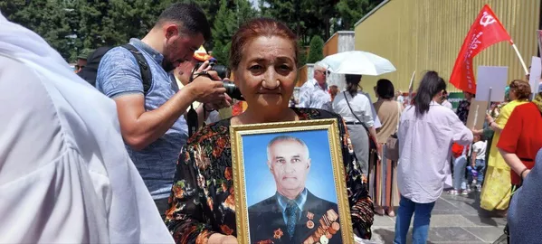 Иштирокчиён аз хиёбони Дӯстии халқҳо то боғи "Ғалаба" роҳпаймоӣ намуданд. Иштирокчиён аз хиёбони Дӯстии халқҳо то боғи "Ғалаба" роҳпаймоӣ намуданд. - Sputnik Тоҷикистон