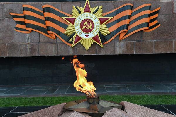 Вечный огонь в столичном парке Победы. - Sputnik Таджикистан