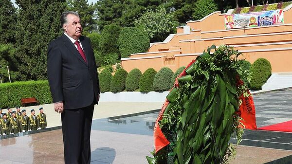 Рахмон возложил венок к вечному огню в Душанбе - Sputnik Таджикистан