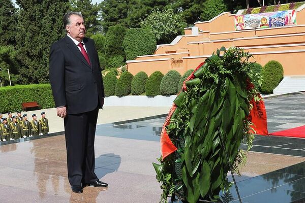 Эмомали Рахмон возложил венок к Вечному огню в честь Дня Победы. - Sputnik Таджикистан