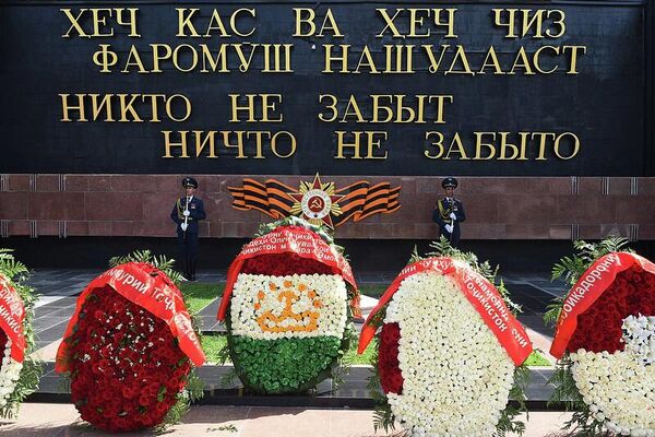 Венок в форме флага Таджикистана напротив мемориала героям Великой Отечественной войны. - Sputnik Таджикистан