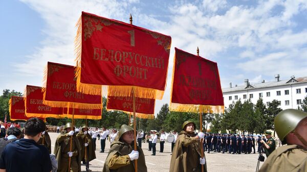 На 201-й военной базе в Таджикистане прошло торжественное шествие - Sputnik Таджикистан