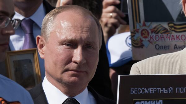 Президент РФ В. Путин принял участие в шествии Бессмертный полк - Sputnik Тоҷикистон