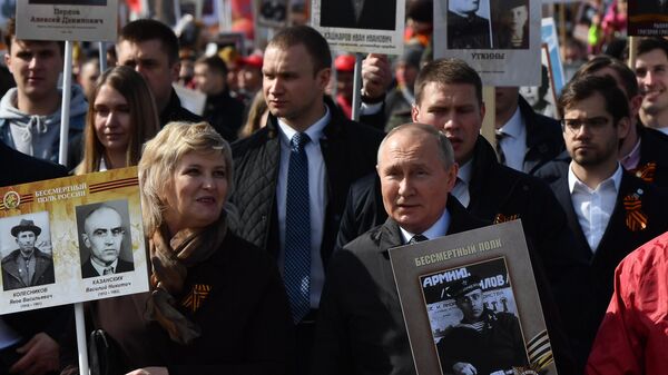 Президент РФ В. Путин принял участие в шествии Бессмертный полк - Sputnik Таджикистан