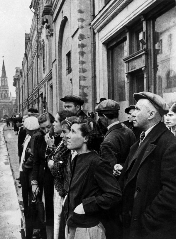 Жители Москвы 22 июня 1941 года во время объявления по радио правительственного сообщения о вероломном нападении фашистской Германии на Советский Союз. - Sputnik Таджикистан