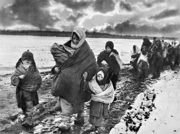 Советские женщины и дети возвращаются домой. Авторское название фото - &quot;В родное село&quot;. - Sputnik Таджикистан