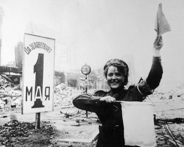 Военная регулировщица Мария Шальнева на Александерплац в Берлине, 1945 год - Sputnik Таджикистан