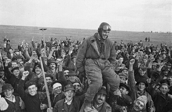 Жители деревни Омолица приветствуют советского летчика Семена Бойко, прилетевшего первым на югославскую землю, 1944 год - Sputnik Таджикистан