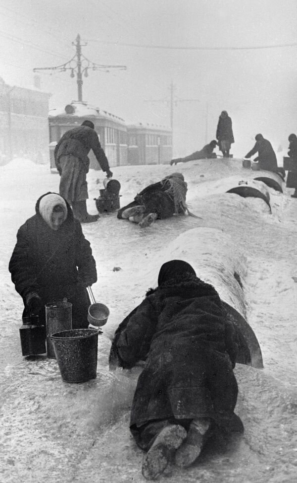 Жители блокадного Ленинграда, 1942 год - Sputnik Таджикистан