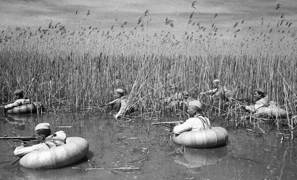Разведчики форсируют кубанские плавни, 1943 год - Sputnik Таджикистан