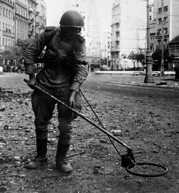 Югославия. Советский сапер за разминированием одной из площадей Белграда, 1944 год. - Sputnik Таджикистан
