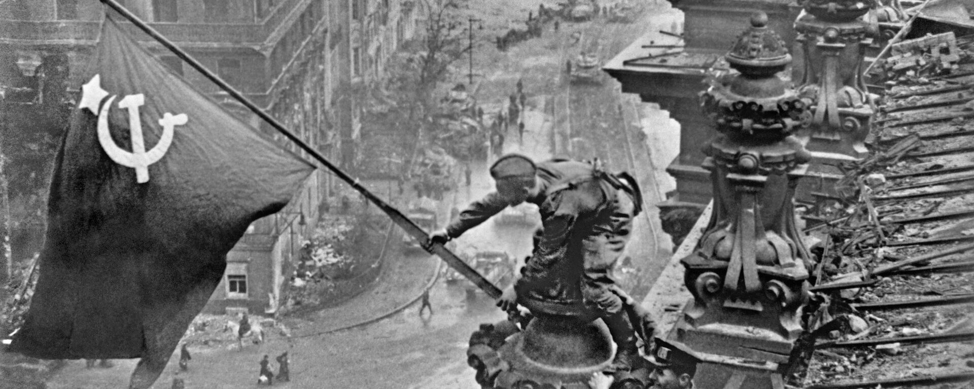 Знамя Победы над Берлином, 1945 год - Sputnik Таджикистан, 1920, 11.05.2025